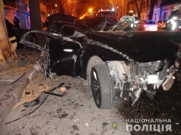 Машина искорежена, а пассажир погиб: водитель BMW влетел в дерево ночью в Одессе