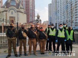 Полиция Киева уже заступила на дежурство у культовых сооружений столицы