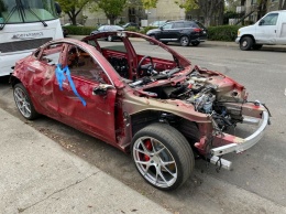 Серьезно поврежденный Tesla Model 3 все еще на ходу