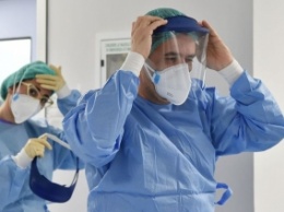 Спасаешь других, но превращаешься в "бомбу": врач рассказал о "битве" с коронавирусом в Украине
