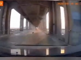В Запорожье дорога на мосту через Днепр разрушается на глазах у водителей
