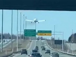 На видео попала посадка самолета на оживленное автомобильное шоссе