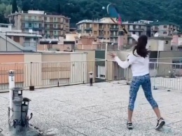 Девушки сыграли в теннис, находясь на крышах двух разных домов