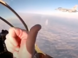 Пилот МиГ-31 в воздухе поздоровался с летчиком F-16 и заснял встречу на видео