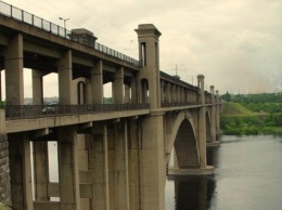 В Запорожье мост Преображенского рушится под колесами автомобилей (ВИДЕО)