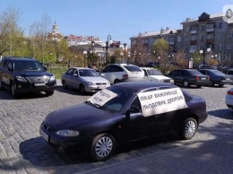 Защити медика: в Бердянске состоялся митинг в автомобилях в поддержку медработников (ФОТО)