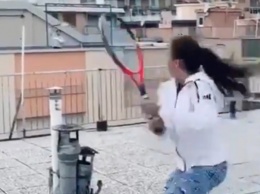 Итальянские теннисистки сыграли партию на крышах домов (ВИДЕО)