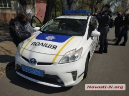 В Николаеве молодого человека задержали после пробежки по полицейской машине (ФОТО, ВИДЕО)