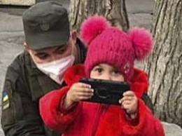 3-летнюю девочку, которую потеряла пьяная бабушка, нашли военные