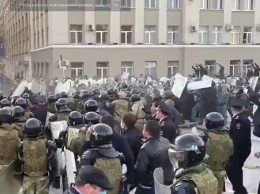 Во Владикавказе полиция разгоняет участников "антикоронавирусного" схода, над городом кружат вертолеты