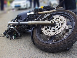 В Киеве таксист сбил мотоциклиста (видео)