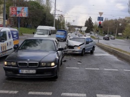 В центре Запорожья ВАЗ врезался в машину, которая притормозила перед пешеходным переходом, - ФОТО