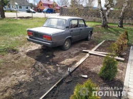 Житель Ровенской области поджег автомобиль полицейских. Они отказались праздновать с ним Пасху