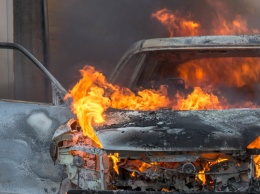 На Алексеевке сожгли микроавтобус (фото)