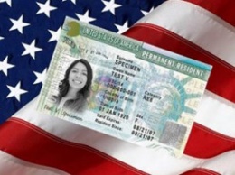 Трамп приостанавливает выдачу грин-карт в США