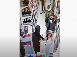 Бывшие сотрудники полиции пытались купить водку с помощью ксивы и пистолета