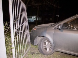 В Днепре на проспекте Хмельницкого "Geely" врезался в "Daewoo" и снес забор