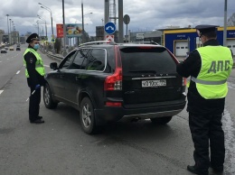 В Подмосковье ГИБДД начала раздавать маски на постах проверки пропусков