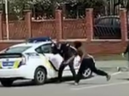 В Харькове темнокожий мужчина напал на патрульного с палкой, - ВИДЕО