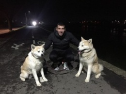 Руслан Нещерет: «Поддерживаю форму на стадионе, катаюсь на велосипеде и гуляю с собаками»