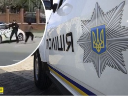 В Харькове темнокожий мужчина с палкой набросился на полицейских. ВИДЕО