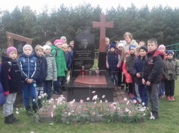 Во Львовской области школьников привели на могилу участника нацистского батальона «Нахтигаль»