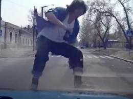 В Николаеве парень устроил "пробежку" по автомобилю полицейских. ВИДЕО