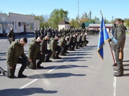 Гвардейцы воинской части Павлограда уволились в запас