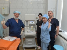 Борис Ложкин передал киевской больнице современный наркозно-дыхательный аппарат