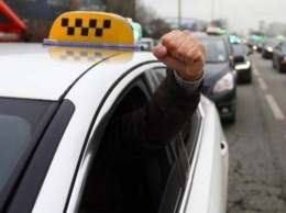 Вытащил из авто и лупил по голове: в России таксист жестоко избил пассажирку