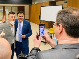 Саакашвили надел на встречу со "слугами народа" значок с перевернутым флагом Украины. Фото
