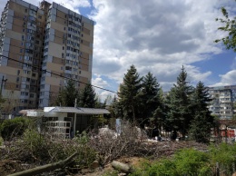 На поселке Котовского снесли мини-рынок и пилят деревья: будет очередной супермаркет