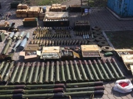 СБУ обнаружила крупный тайник с оружием и боеприпасами в зоне ООС