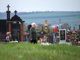 В Ровно пенсионерка пыталась пробраться на закрытое кладбище и застряла на заборе