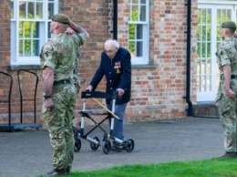 Гуляющий в саду 99-летний британец собрал на борьбу с коронавирусом?30 млн