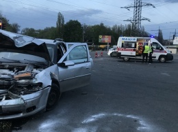 ДТП на проспекте Богдана Хмельницкого в Днепре: от удара водитель и пассажир ВАЗа вылетели из машины