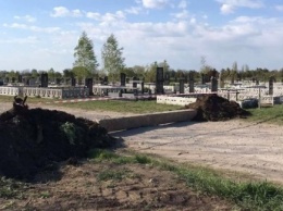 В самом большом селе Украине все подъезды к кладбищу перегородили блоками и лентами (фото)