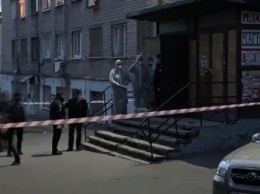 В Запорожье общежитие, где 13 человек заболели COVID-19, оградили лентой: на месте дежурит полиция (ВИДЕО)