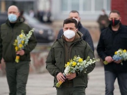 Зеленский и Шмыгаль появились на Чернобыльской АЭС с цветами. Фото