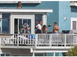 Шарапову с парнем застукали на балконе у друзей. Теперь их обвиняют в нарушении самоизоляции