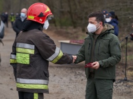 "Вы для нас - герои", - Зеленский наградил сотрудников ГСЧС за тушение пожара в Чернобыльской зоне