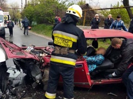 В Днепре на Андрейченко столкнулись Mitsubishi и ВАЗ: мужчину вырезали из авто, ребенка госпитализировали