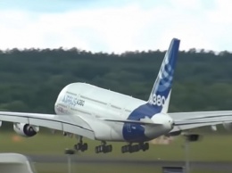 Сеть хохочет над жизнерадостным пассажиром самолета, который устроил пляски со стюардессами (видео)