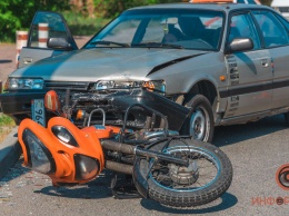 В Днепре на Березинке Mazda "догнала" мотоцикл: женщину забрала скорая