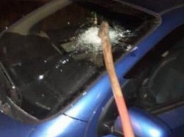 В Кривом Роге пьяный пассажир разбил топором стекло такси (ФОТО)