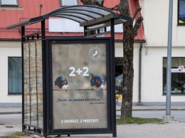 Жителям эстонского города необычным способом напомнили о правиле 2+2 (фото)
