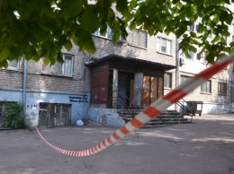 Жильцов запорожского общежития, где обнаружили вспышку коронавируса, выпускают на улицу с собаками
