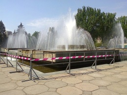 Коммунальщики демонтировали десятки гранитных плит возле фонтана на Фестивальной