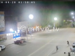 Люди в надвинутых капюшонах - что попало на камеру в момент нападения на кафе в Мелитополе (видео)