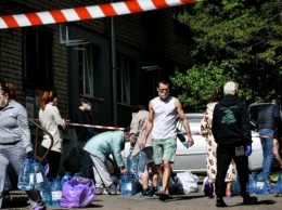 Коронавирус в Запорожье: волонтеры привезли продукты в изолированное общежитие